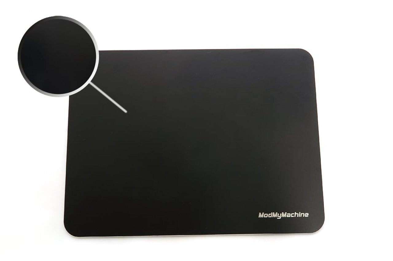 [10/11/2025] Mod My Machine Slampad: Für geringe Widerstände ist die Oberfläche des aus Aluminium gefertigten Mauspads mit einer eloxierten Schicht versehen.