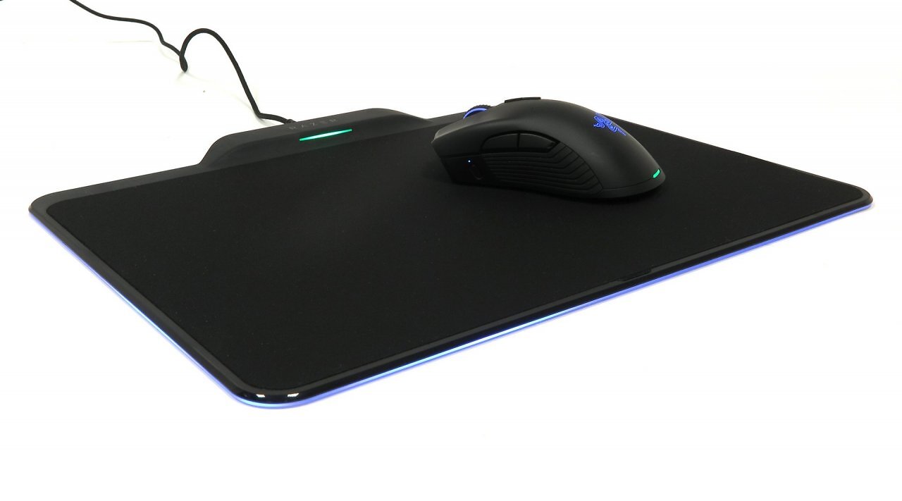 [11/11/2025] Beim ersten Razer Hyperflux kam die kompatible Mamba Hyperflux ganz ohne Akku oder Batterien aus. Dafür konnte die Gaming-Maus nur auf dem mit zwei verschiedenen Oberflächen bestückten Induktionsladepad drahtlos arbeiten. Das hat sich mit dem Razer Hyperflux V2 geändert.