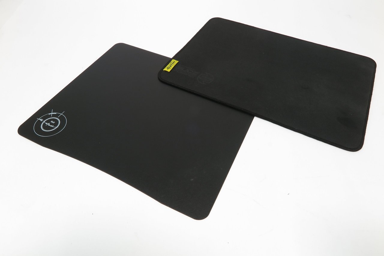 [11/11/2025] Ein Mauspad aus Hartplastik wie das Steelseries QcK Hard zeigt deutlich weniger Abnutzungsspuren als das Sharkoon Shark Zone P40 (XL) aus Stoff.