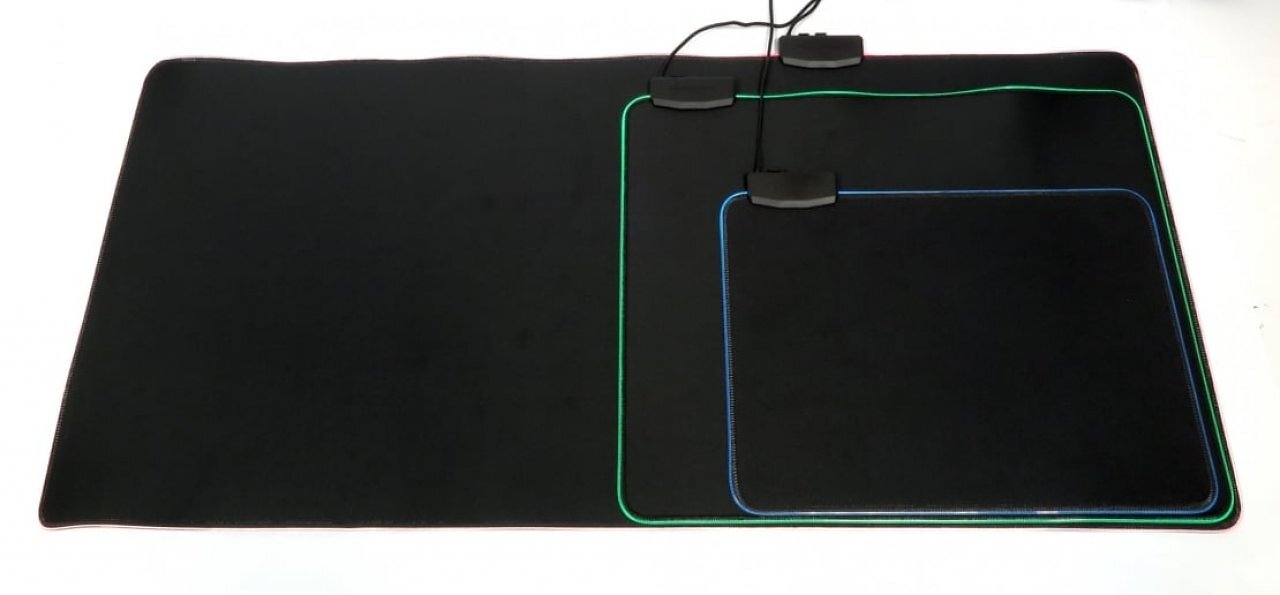 [10/11/2025] Sharkoon bietet das 1337 RGB V2 in drei Größen an: 360 (360 × 270 mm), 800 (800 × 300 mm) und 900 (900 × 425 mm).