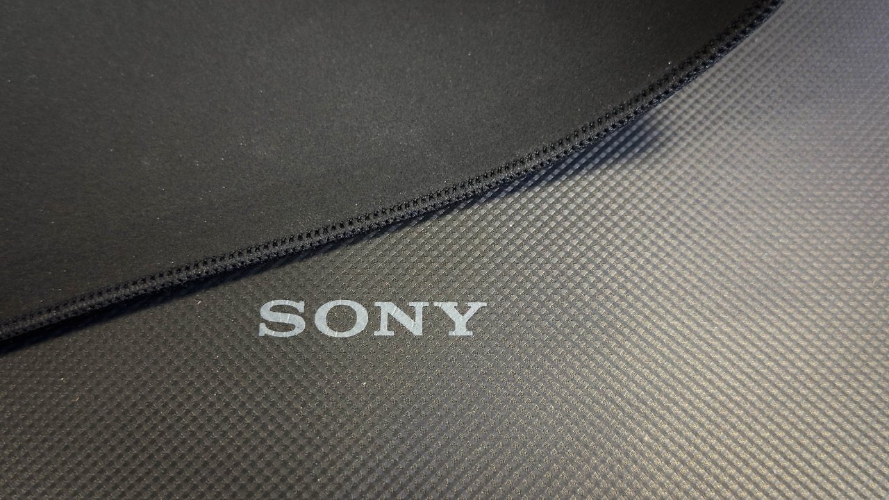 [12/11/2025] Die Basis der schwarzen Mat-F besteht aus Sim-Flex-Polyurethan. Die optisch auffälligere Mat-D ist mit einer Gummiunterseite bestückt. Rutschfest sind beide Sony-Inzone-Mausunterlagen.