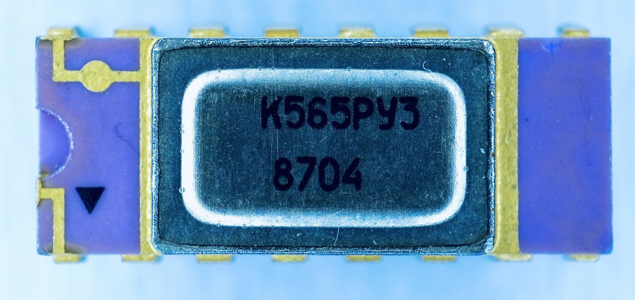 [13/11/2025] Sowjet-RAM-Chip unterm Mikroskop: Wie eine 