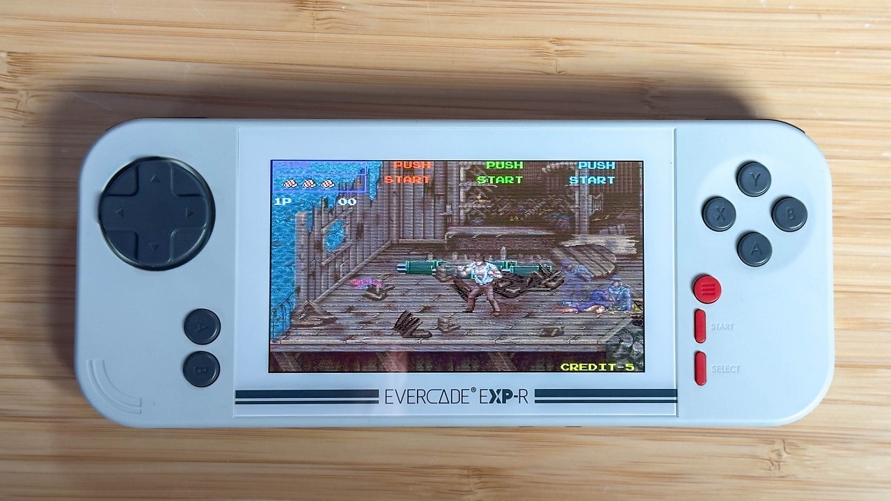 [26/11/2025] Das Beat-'em-up-Spiel Growl ist ein 16-Bit-Titel mit einer tollen Optik. Die wird auf dem 4,3-Zoll-Bildschirm des Evercade EXP-R ohne Pixel-Artefakte und Schlieren bei Bewegungen dargestellt.