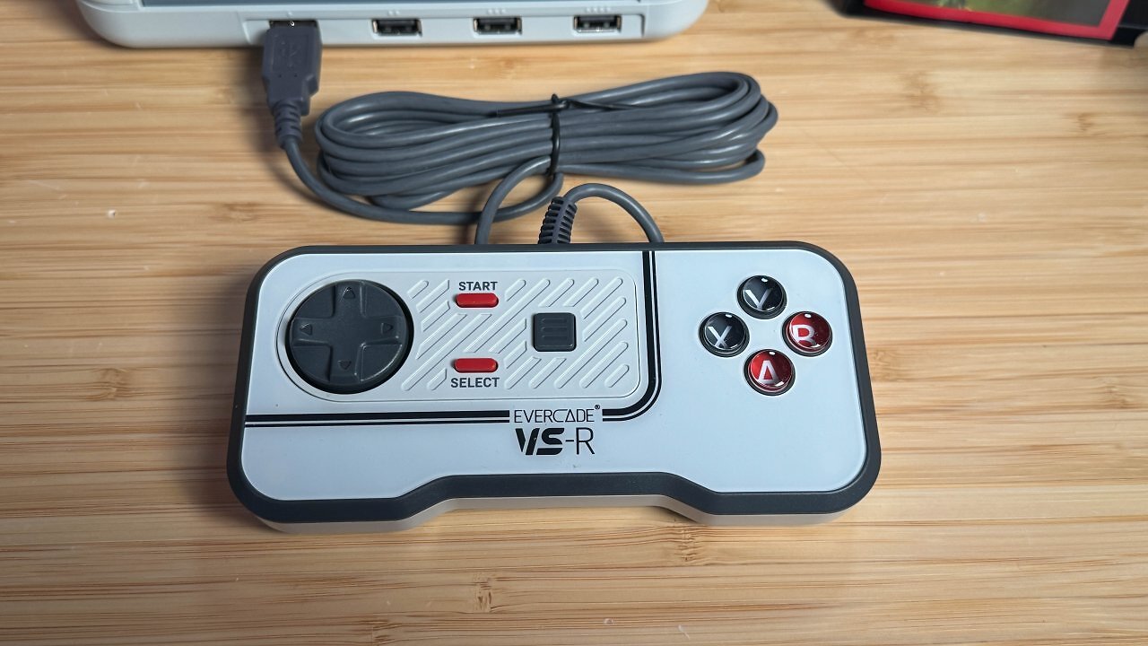 [28/11/2025] Der Controller des Evercade VR-S ist leicht und etwas kopflastig. Das machen das sehr gut reagierende Steuerkreuz und die Tasten mit direktem, knackigem Druckpunkt wieder wett.