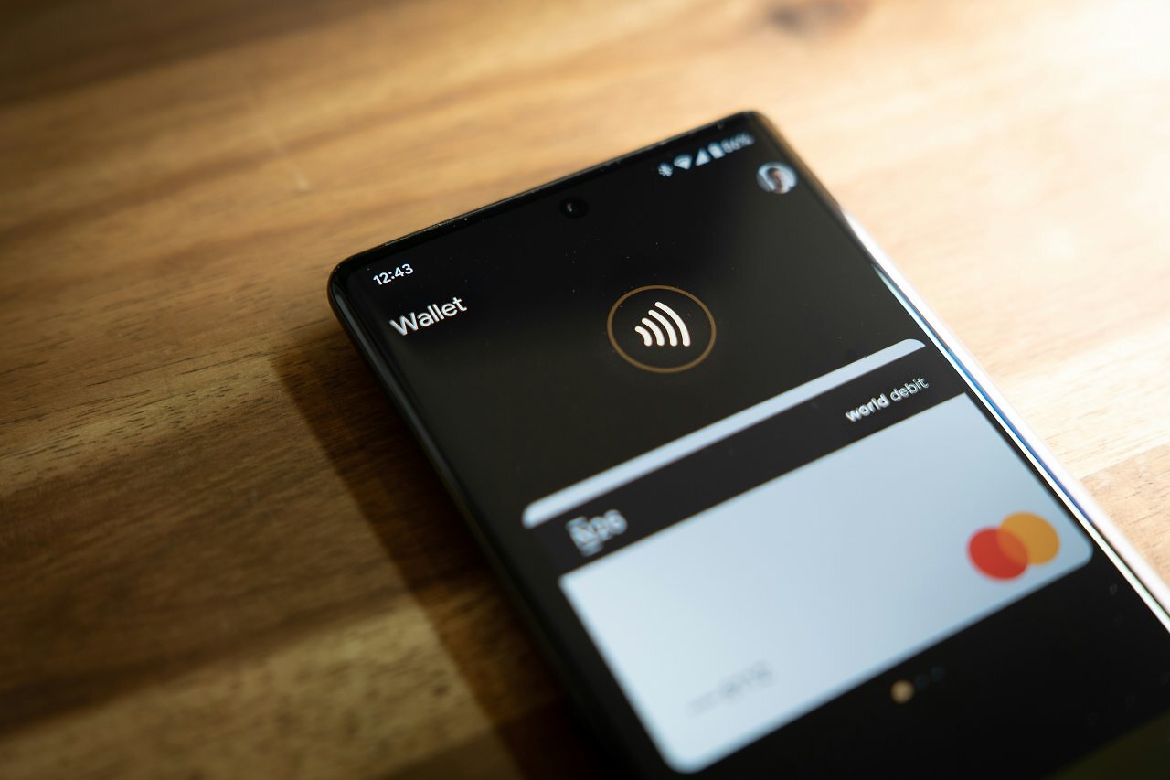 [06/11/2025] Deutschland digitalisiert den Straßenverkehr: Der Fahrzeugschein ist ab November 2025 digital verfügbar, der Führerschein soll Ende 2026 folgen. Die i-Kfz-App macht das Smartphone zur Dokumentenmappe.