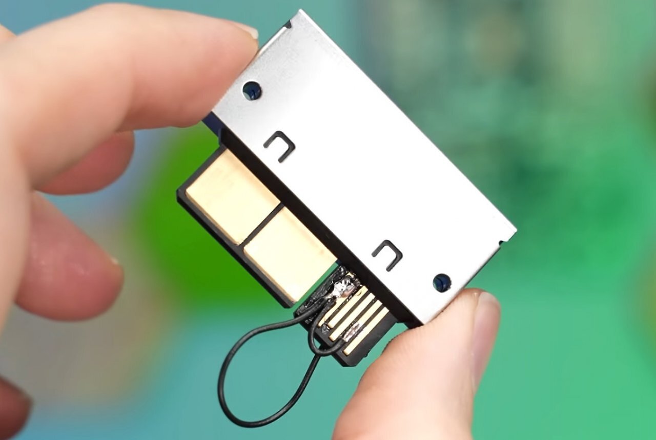 [01/12/2025] Der von der8auer umgebaute Adapter: Zwei angelötete Kabel simulieren eine aktive Verbindung.