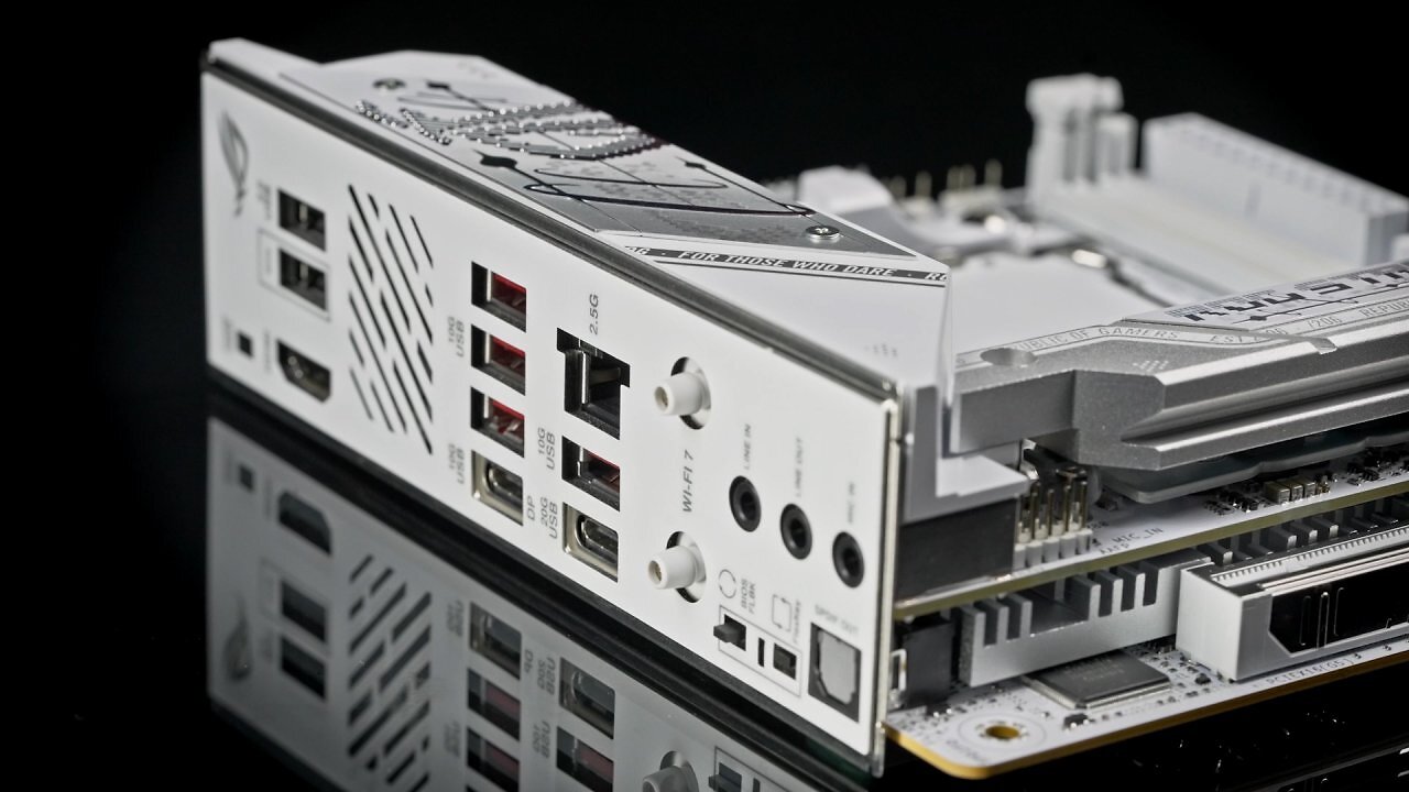 [06/12/2025] Das I/O-Panel des Asus ROG Strix B850-I Gaming Wifi 7.
