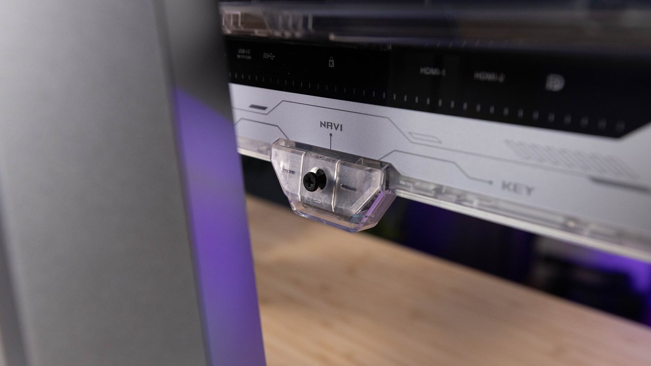 [02/12/2025] Hinter dem kleinen Logo verbirgt sich der gut bedienbare Joystick für das übersichtliche OSD. Links des Joysticks ist eine Schnelltaste untergebracht, die standardmäßig als Modusschalter für den Dual-Mode dient, rechts das Standby.