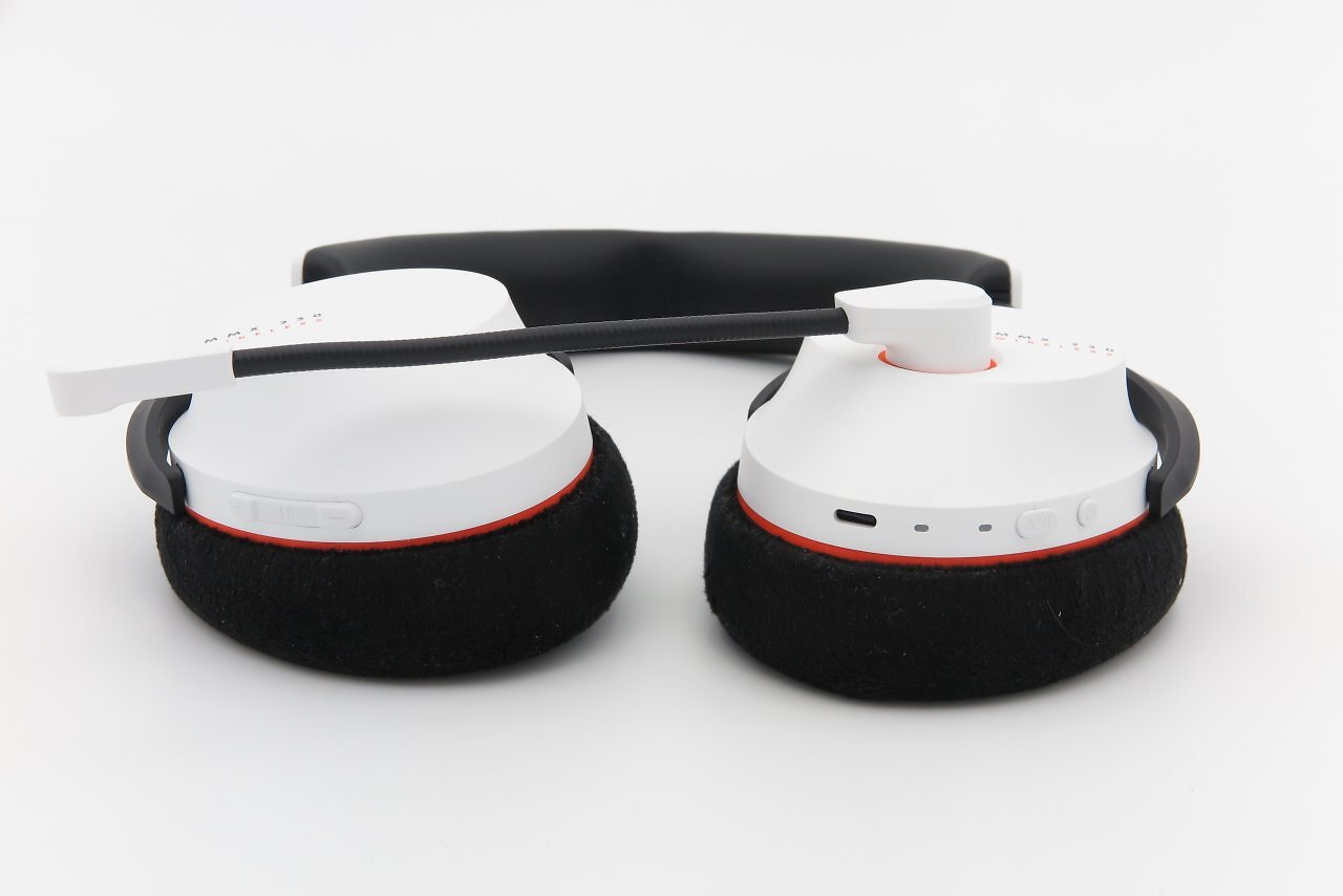 [11/12/2025] Die nötigen Bedienelemente: fünf Taster, zwei Statusleuchten und ein USB-C-Anschluss.