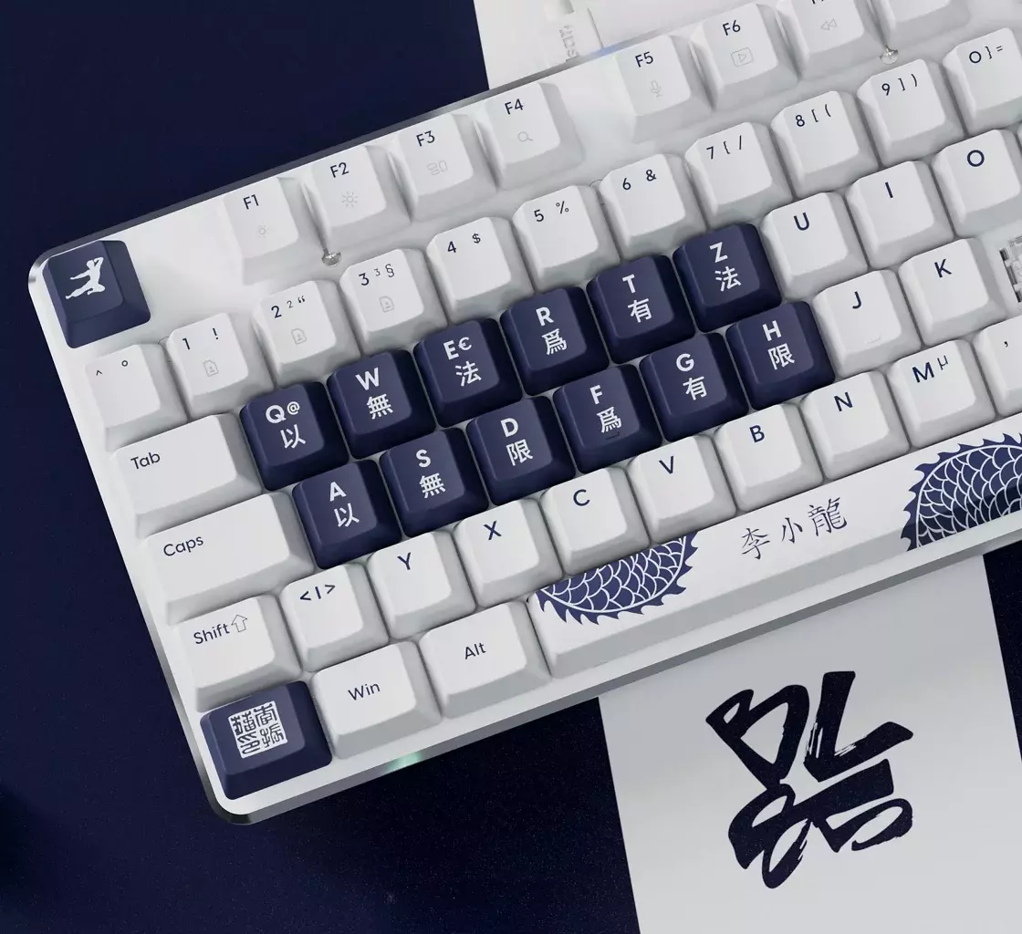 [02/12/2025] Pulsar Gaming Gears bringt anlässlich des 85. Geburtstags der Martial-Arts-Ikone Bruce Lee eine Jubiläums-Edition der PCMK-Tastatur auf den Markt.