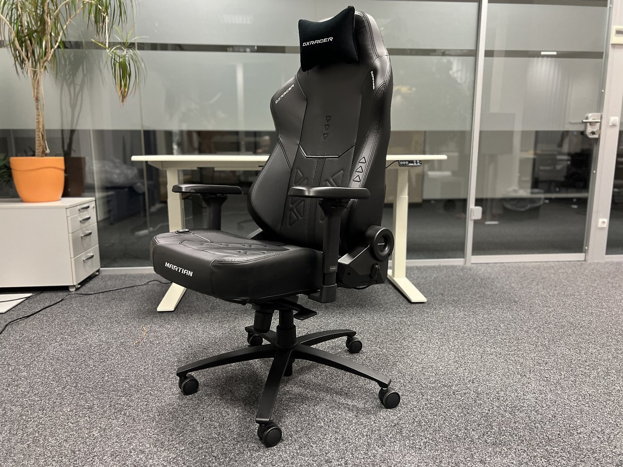 [04/12/2025] Äußerlich unterscheiden sich der DX Racer Martian für 600 Euro und das Martian-Pro-Modell für 800 Euro kaum. Die Unterschiede findet man im Inneren des Sitzes (Belüftung/Sitzheizung) und der Lehne (Massagefunktion).