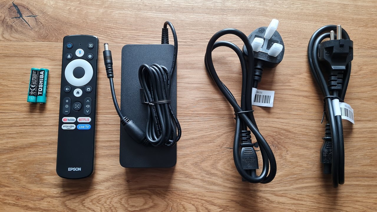 Eine Fernbedienung und Kabel auf einem Holztisch