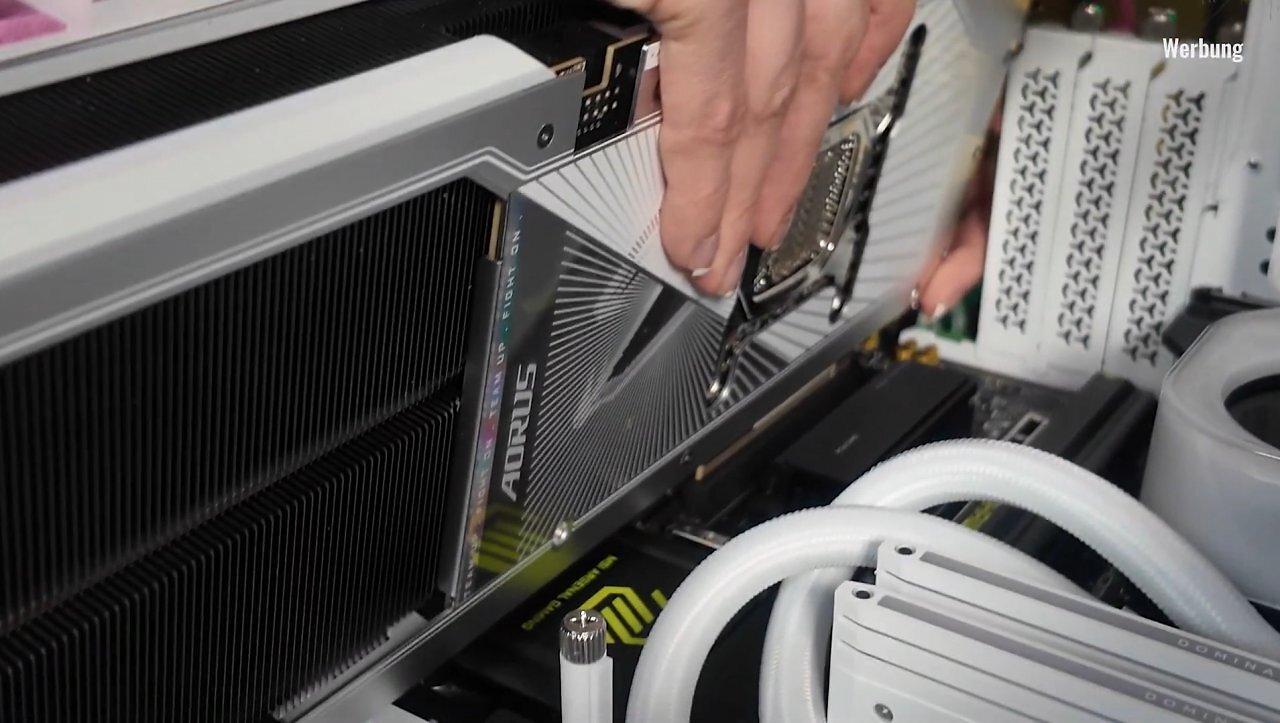 [19/12/2025] Bei dem Projekt-PC von Santi und Karina hat die SSD mit eigenem Kühlkörper das Einbauen der GPU blockiert.