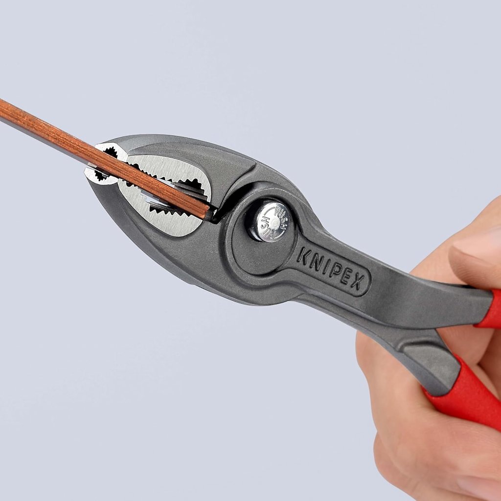 Die Knipex TwinGrip erinnert an die Cobra, greift als Frongreifzange aber nach vorn.