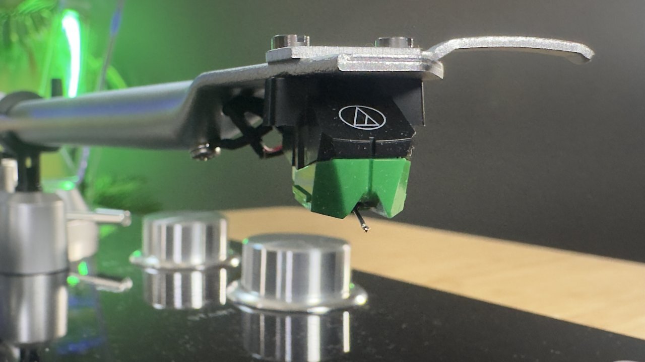 [09/12/2025] Im Hörtest beweist das Audio-Technica VN95E wie viel Klangqualität in einem Einsteigersystem stecken kann.