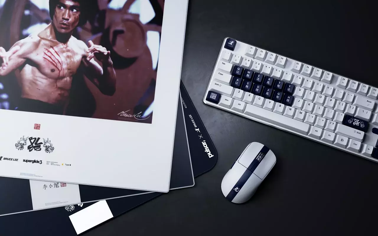 [02/12/2025] Pulsar Gaming Gears bringt anlässlich des 85. Geburtstags der Martial-Arts-Ikone Bruce Lee eine Jubiläums-Edition der PCMK-Tastatur auf den Markt.