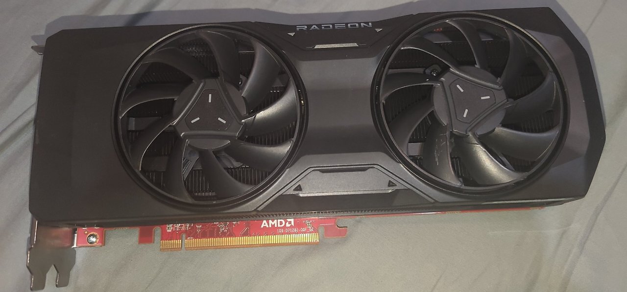 [29/12/2025] Der Kühler entspricht dem der Radeon RX 7800 XT MBA.