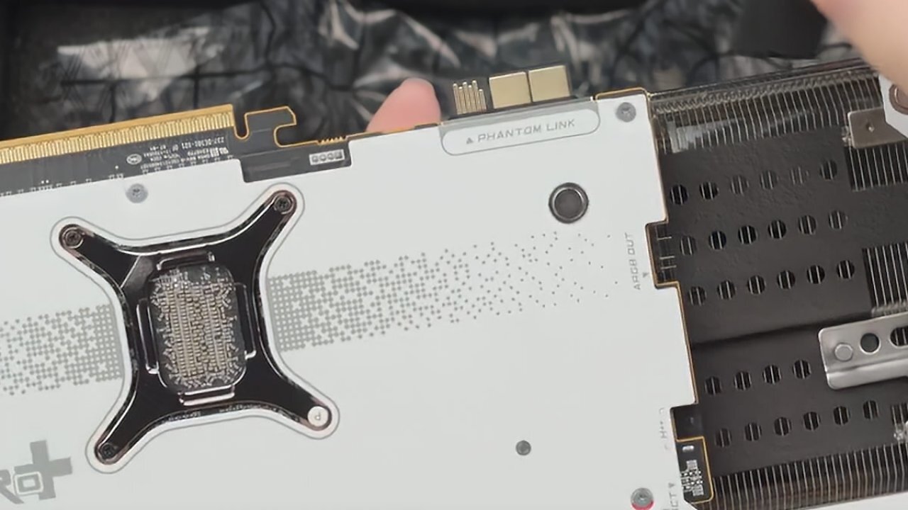[19/12/2025] Sapphire Nitro+ Radeon RX 9070 XT White PhantomLink (1) (2)
