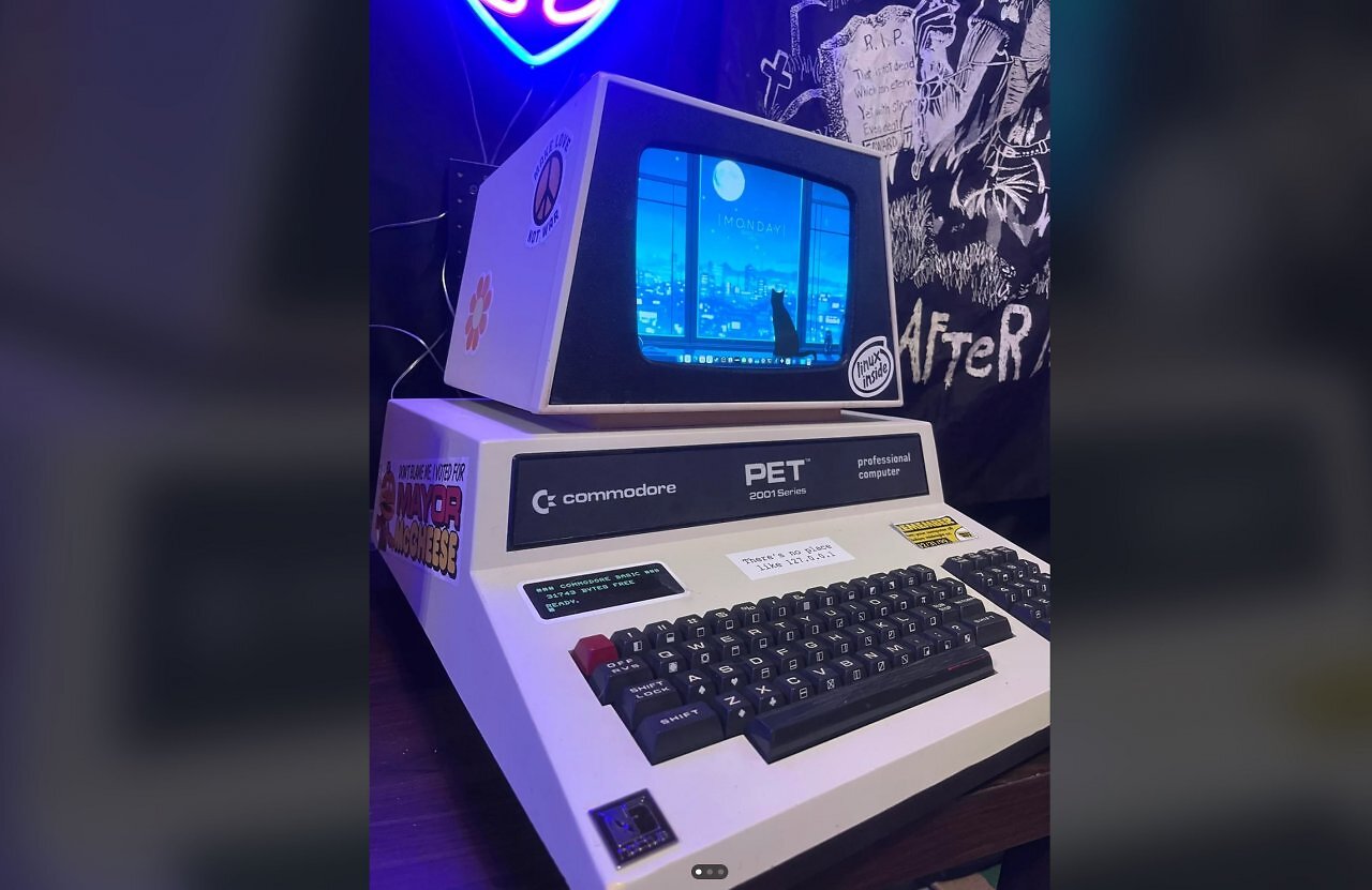 [20/12/2025] Modder packt Gaming-PC in Retro-Commodore aus den 70er-Jahren