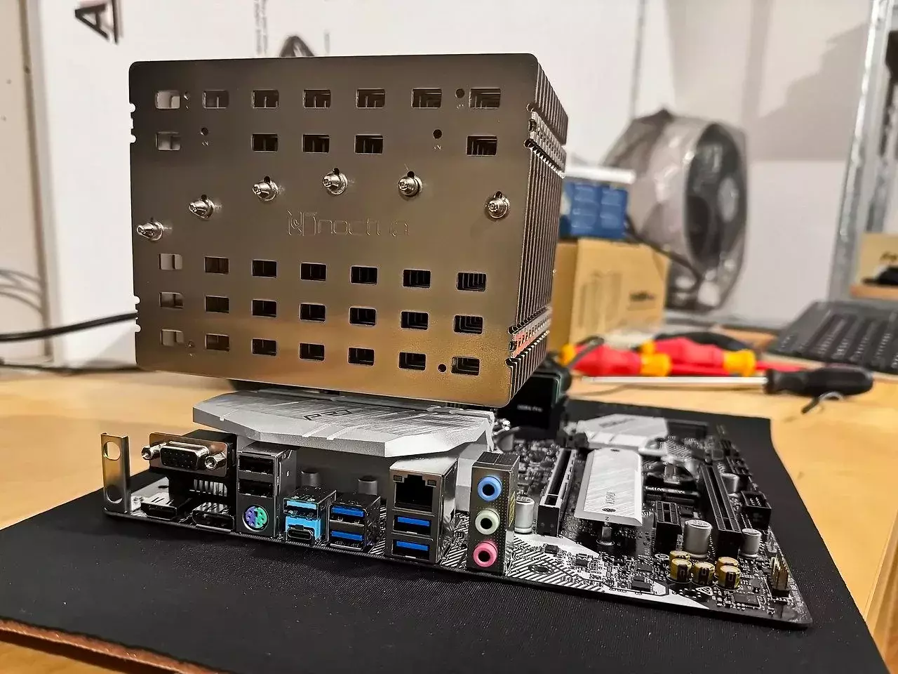 [30/01/2026] MDJ: Noctua NH-P1 Passiv-Build.Mainboard: ASRock B550M Pro4&nbsp;CPU: AMD Ryzen 7 5700G, 8C/16T&nbsp;CPU-Kühler: Noctua NH-P1&nbsp;Graphit-Pad anstatt Wärmeleitpaste: Innovation Cooling Graphite Wärmeleitpad 40x40mm&nbsp;RAM: Crucial Pro UDIMM 32GB Kit, DDR4-3200, CL22-22-22&nbsp;Netzteil: Seasonic Focus Plus Gold 550W ATX 2.4&nbsp;Gehäuse: ASUS Prime AP201 Tempered Glass, schwarz&nbsp; (2)