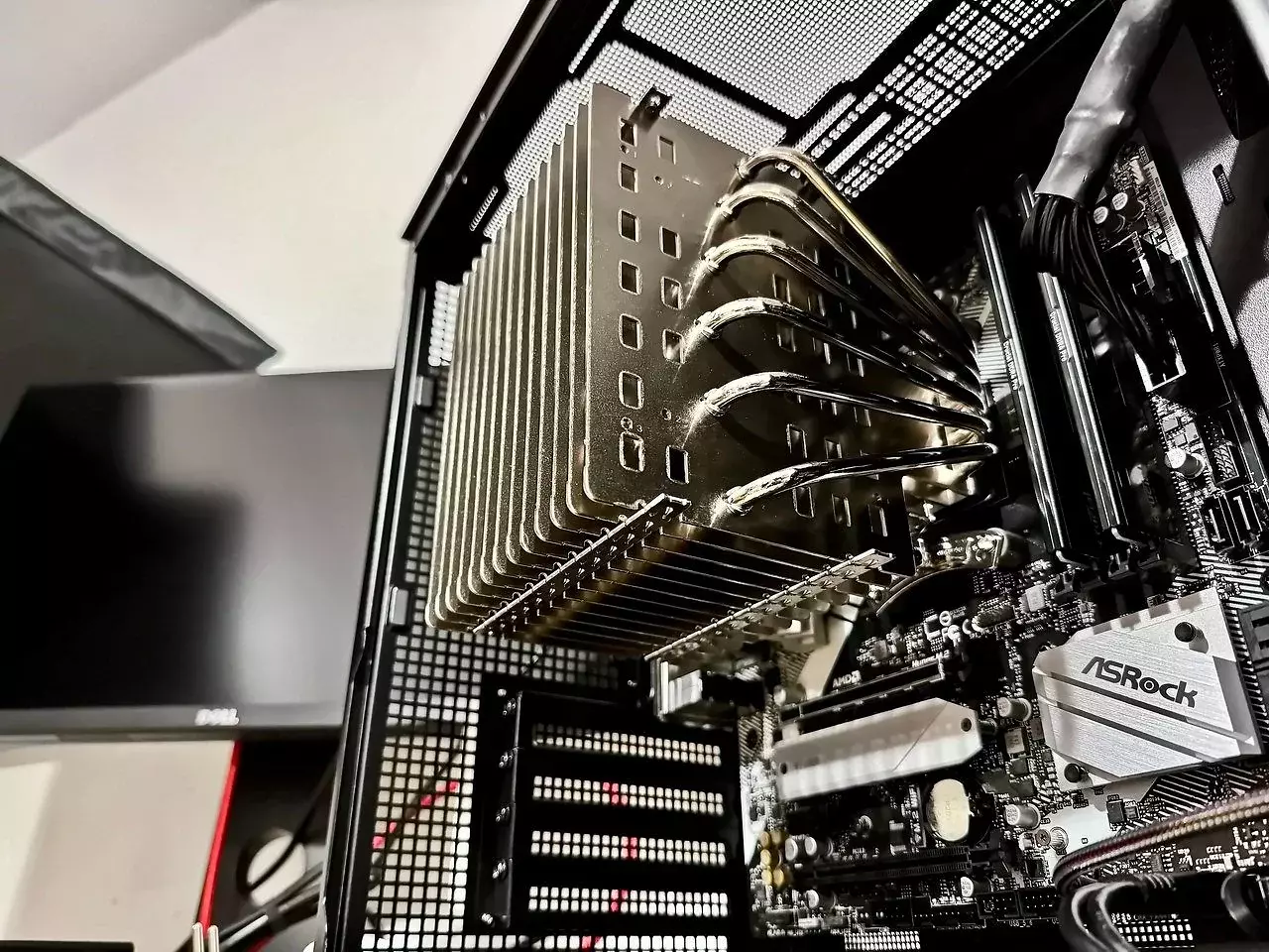 [30/01/2026] MDJ: Noctua NH-P1 Passiv-Build.Mainboard: ASRock B550M Pro4&nbsp;CPU: AMD Ryzen 7 5700G, 8C/16T&nbsp;CPU-Kühler: Noctua NH-P1&nbsp;Graphit-Pad anstatt Wärmeleitpaste: Innovation Cooling Graphite Wärmeleitpad 40x40mm&nbsp;RAM: Crucial Pro UDIMM 32GB Kit, DDR4-3200, CL22-22-22&nbsp;Netzteil: Seasonic Focus Plus Gold 550W ATX 2.4&nbsp;Gehäuse: ASUS Prime AP201 Tempered Glass, schwarz&nbsp; (4)