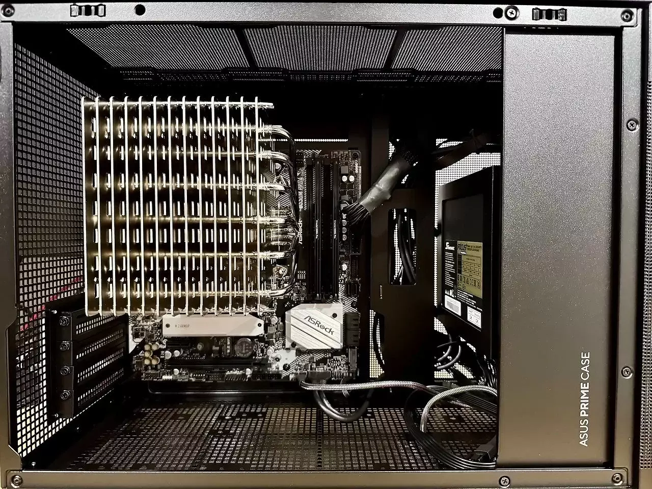 [30/01/2026] MDJ: Noctua NH-P1 Passiv-Build.Mainboard: ASRock B550M Pro4&nbsp;CPU: AMD Ryzen 7 5700G, 8C/16T&nbsp;CPU-Kühler: Noctua NH-P1&nbsp;Graphit-Pad anstatt Wärmeleitpaste: Innovation Cooling Graphite Wärmeleitpad 40x40mm&nbsp;RAM: Crucial Pro UDIMM 32GB Kit, DDR4-3200, CL22-22-22&nbsp;Netzteil: Seasonic Focus Plus Gold 550W ATX 2.4&nbsp;Gehäuse: ASUS Prime AP201 Tempered Glass, schwarz&nbsp; (5)