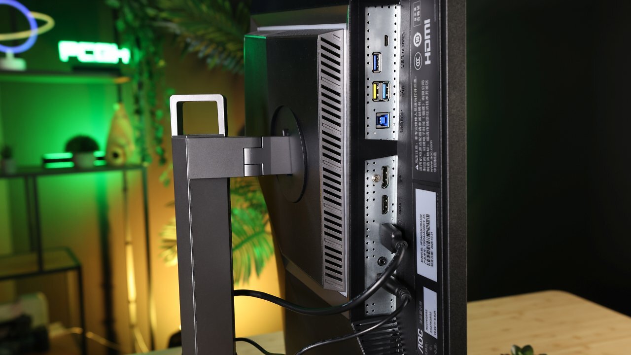 [19/01/2026] Die beiden HDMI-Anschlüsse des AOC Agon Pro AG276QSG2 bieten effektiv lediglich HDMI 2.0 sowie 120 Hertz. Lediglich der Displayport 1.4a samt DSC-Support verfügt über genügend Bandbreite für die vollen 360 Hertz bei 8 Bit Farbtiefe und somit die höchste Pulsar-Güte.