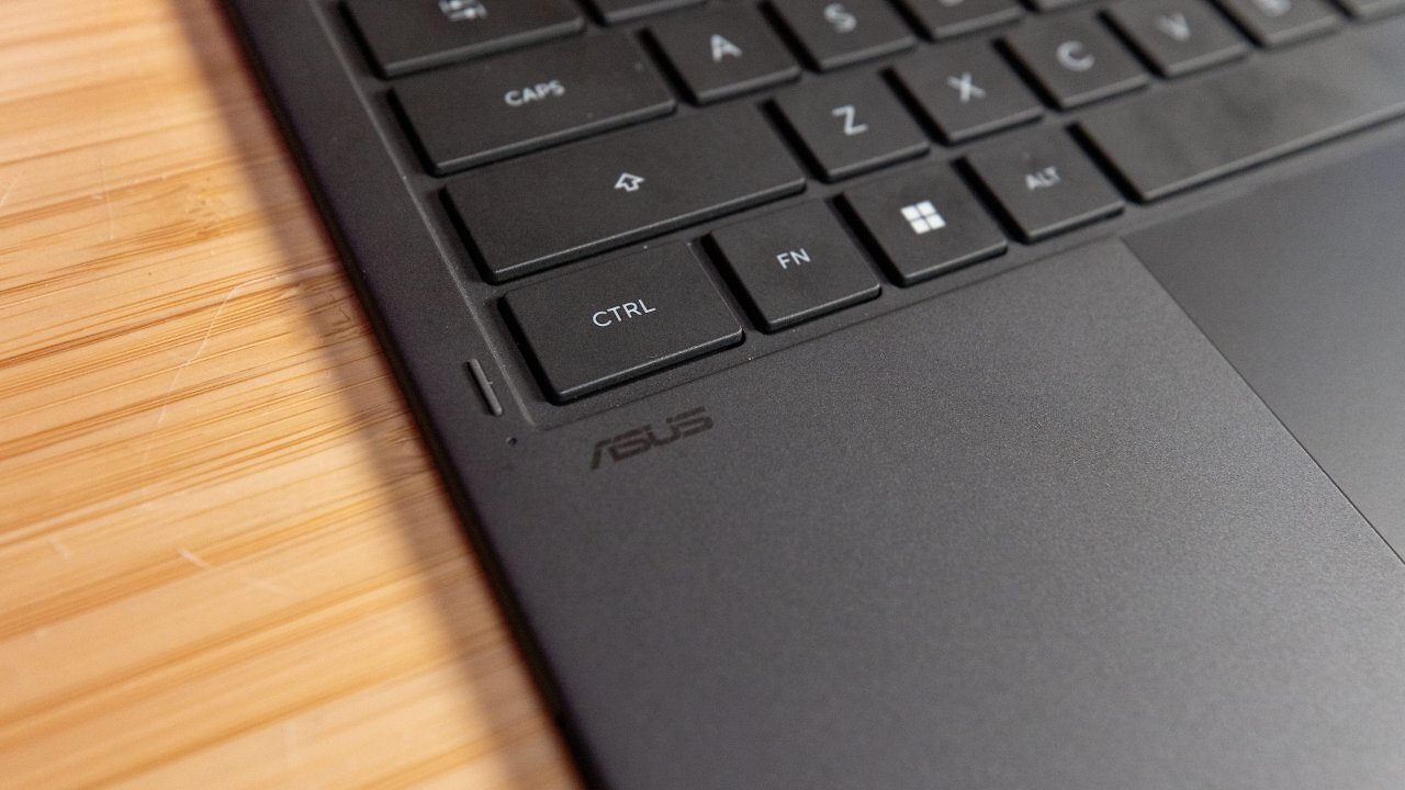 [26/01/2026] Während das Gerät an sich eine sehr gute Verwindungssteifigkeit aufweist, ist die Tastatur doch eher dünn gehalten.