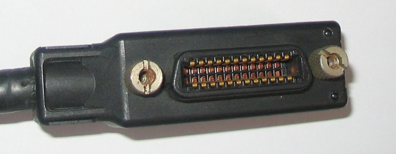 [01/01/2026] Ein alter GPIB-Stecker. Von den verbauten 24 Kontakten werden 16 zur Kommunikation genutzt.