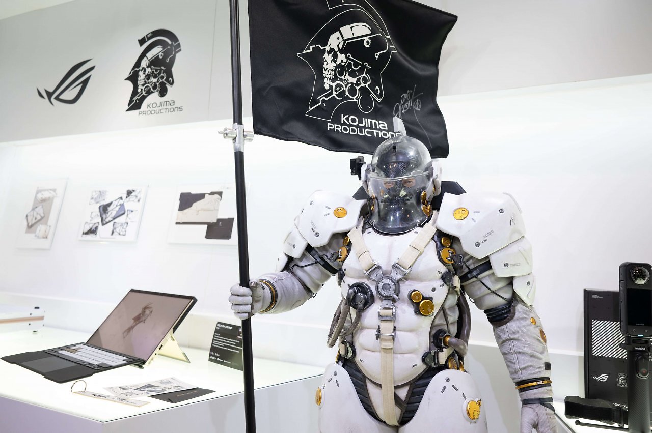 Herzstück der neuen Partnerschaft von Asus ROG und Kojima Productions ist das Convertible Flow Z13 in neuer Optik.