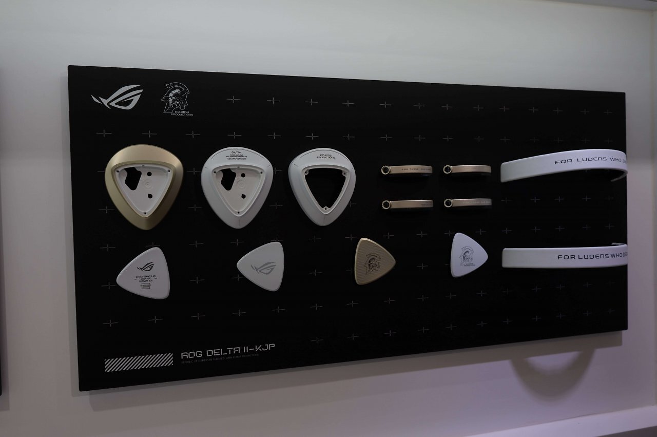 Accessoires wie die Ladestation rund um die Gamingmaus von Asus ROG x Kojima Productions.
