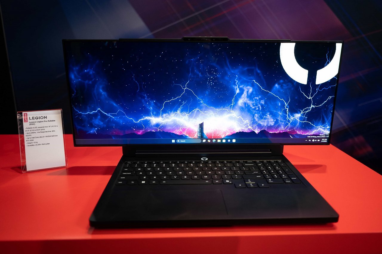 [07/01/2026] Das Lenovo Legion Pro Rollable Concept ist im eingefahrenen Zustand als klassischer Gaming-Laptop ausgelegt und lässt sich per Mechanismus auf eine größere Displayfläche erweitern.
