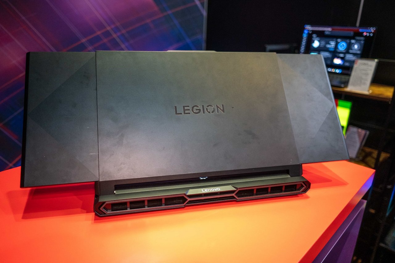 [07/01/2026] Die geschlossene Rückseite des Lenovo Legion Pro Rollable Concept zeigt das kompakte Gehäuse, in dem der Mechanismus für das ausrollbare Display integriert ist.