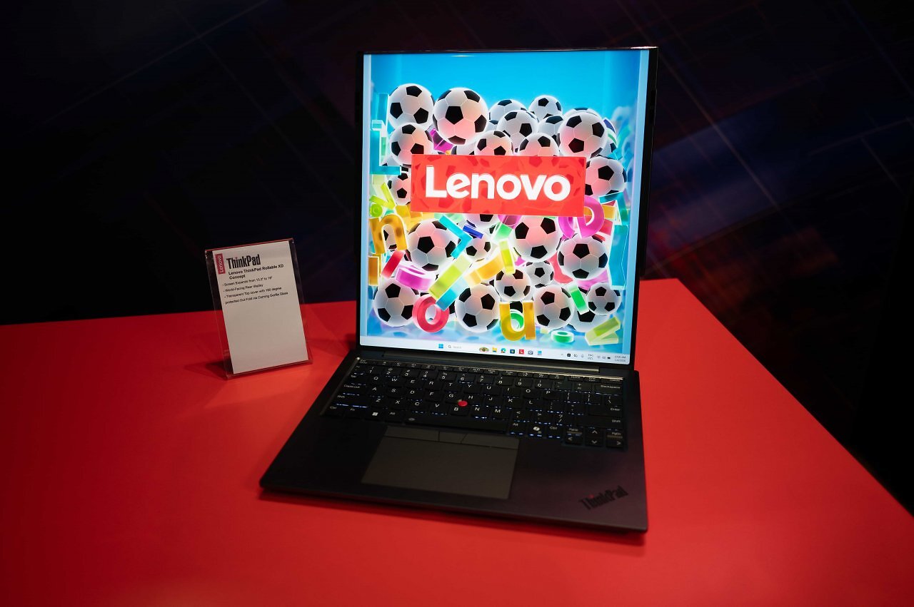 [07/01/2026] Das Thinkpad Rollable XD Concept zeigt im ausgefahrenen Zustand die vergrößerte Displayfläche.
