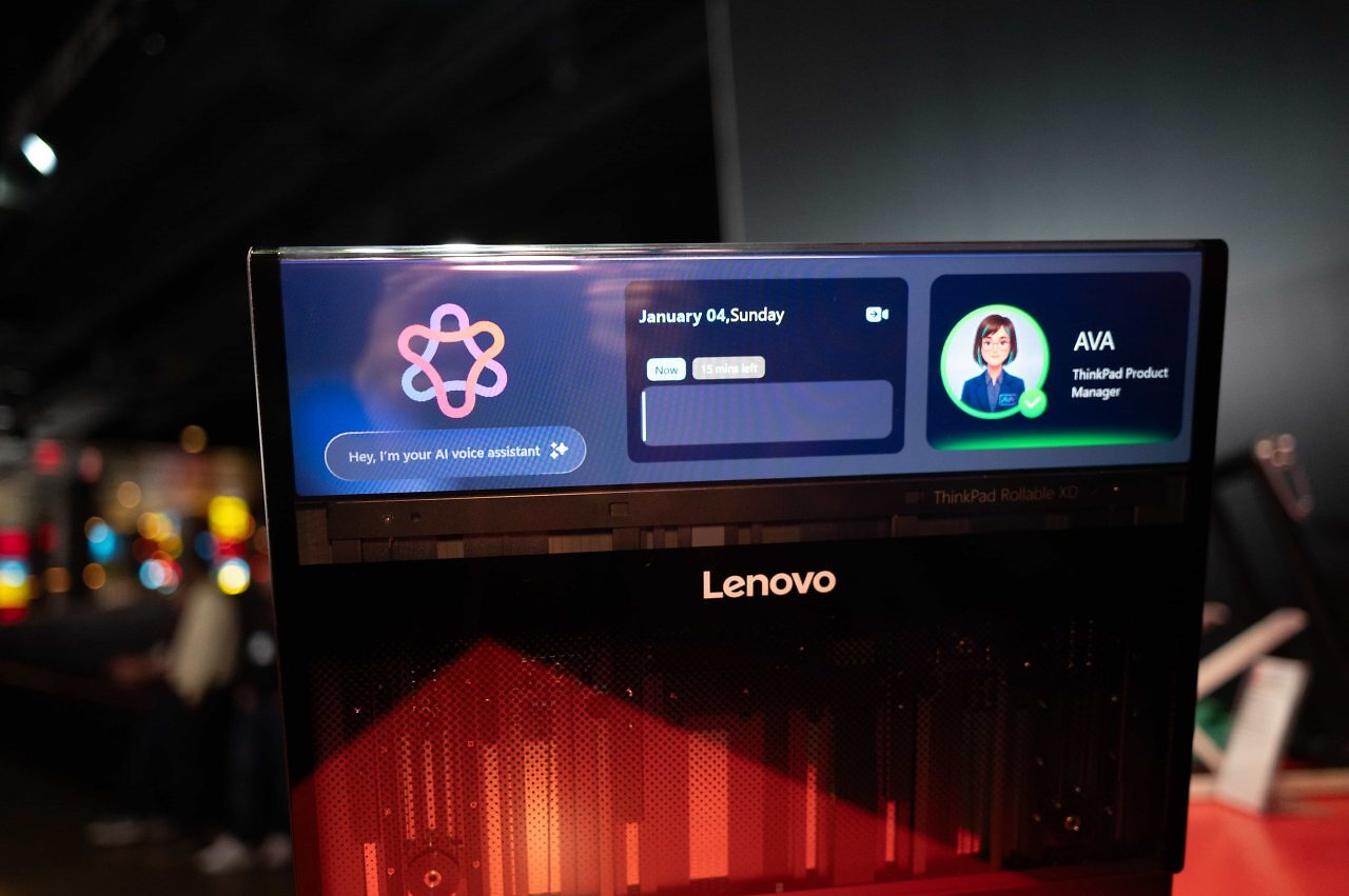 [07/01/2026] Das Thinkpad Rollable XD Concept zeigt den erweiterten Arbeitsbereich im ausgefahrenen Zustand.