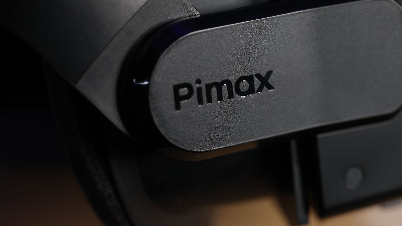 Nahaufnahme eines VR-Headsets mit dem Kennzeichen "Pimax"