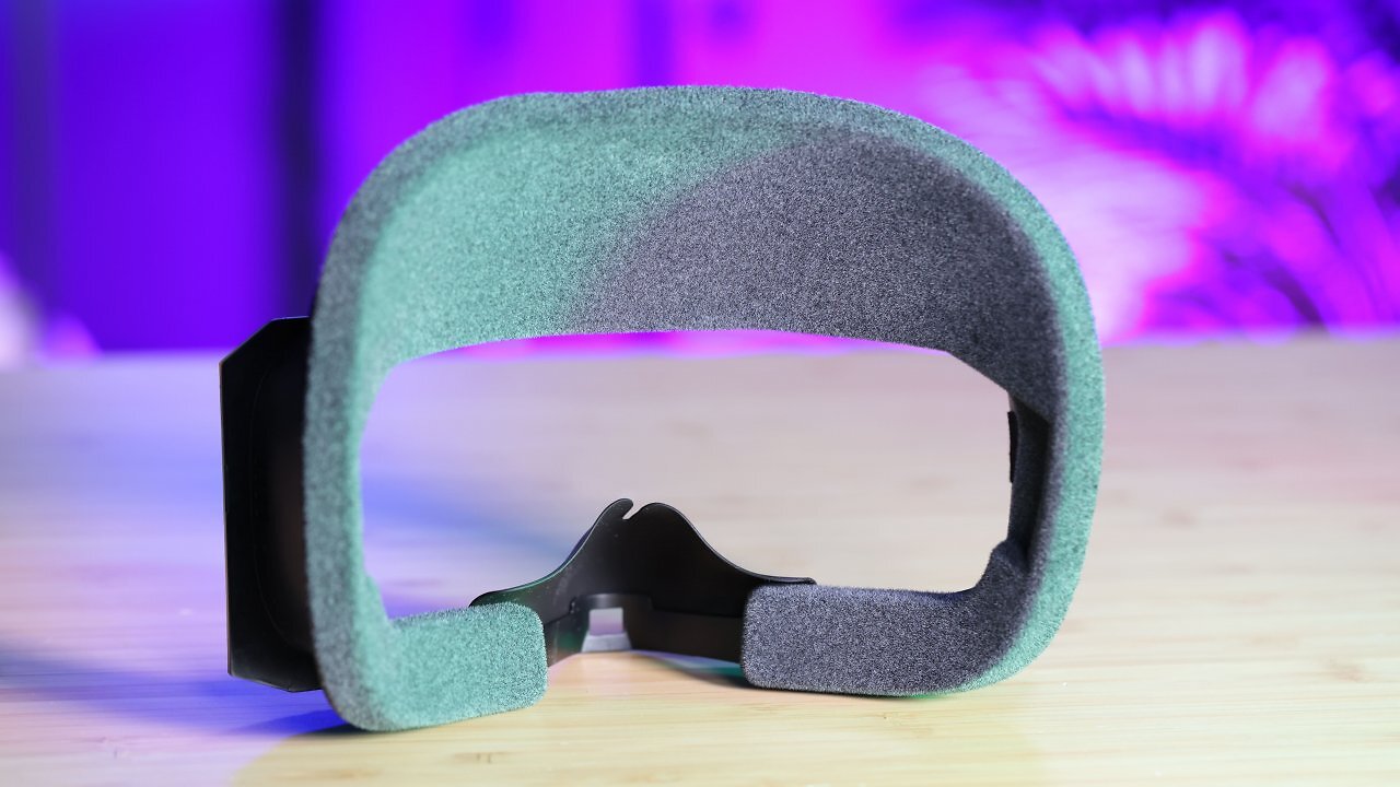 Gesichtspolster auf einem Holztisch