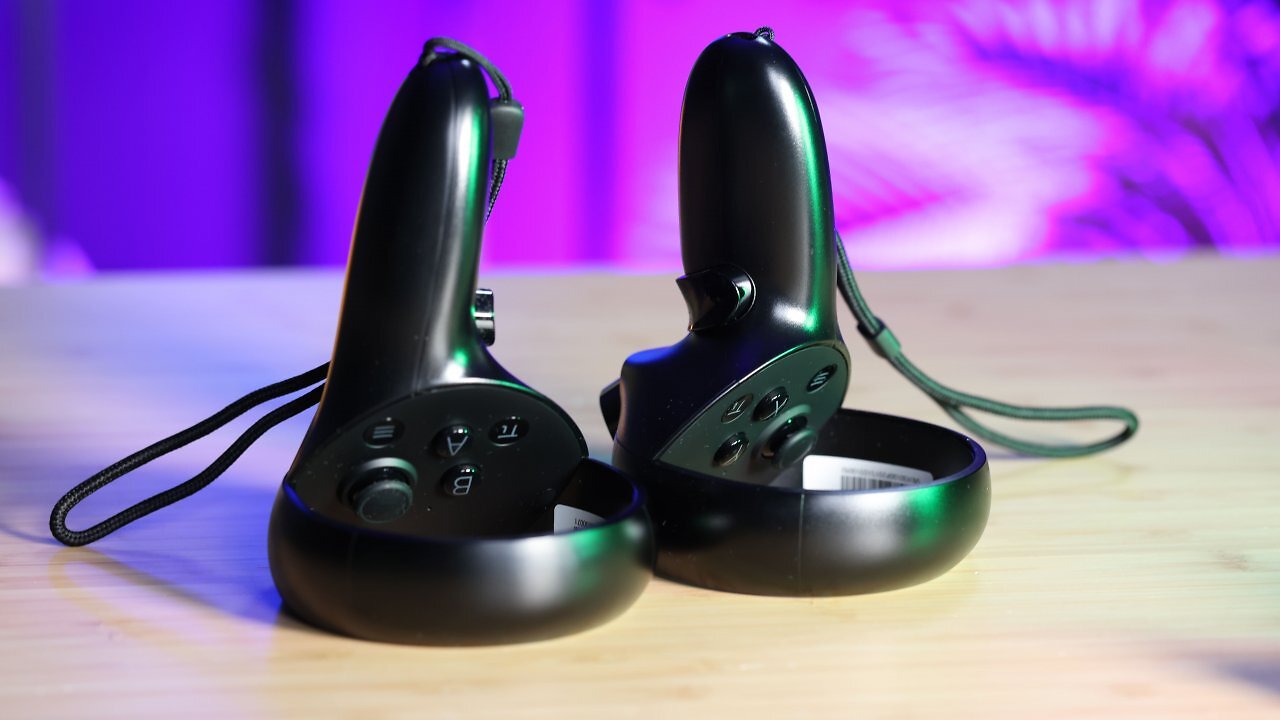 Nahaufnahme zweier Controller auf einem Holztisch