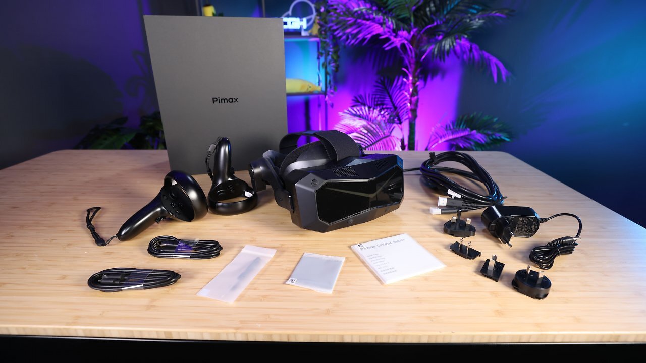 Ein VR-Headset und Zubehör auf einem Holztisch