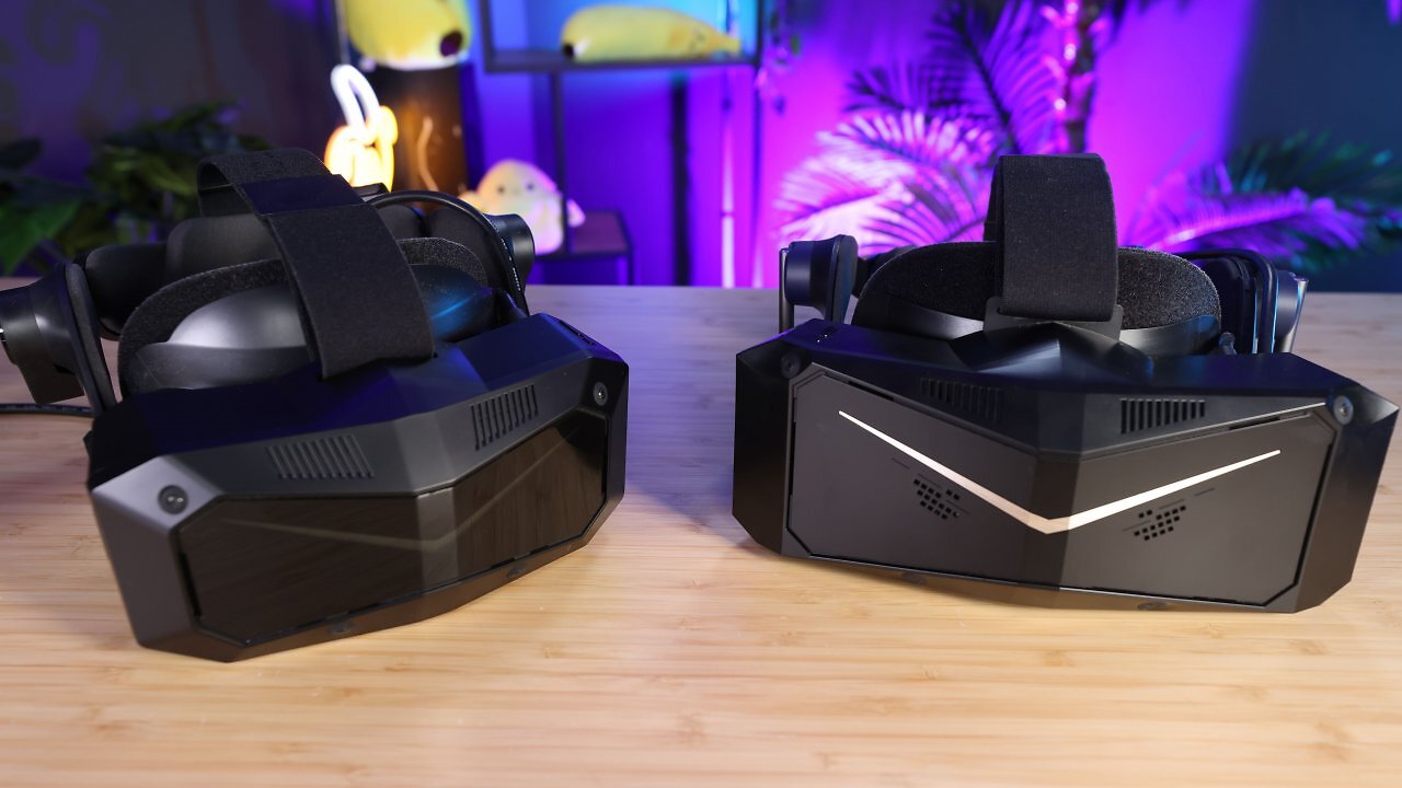 Zwei VR-Headsets auf einem Holztisch
