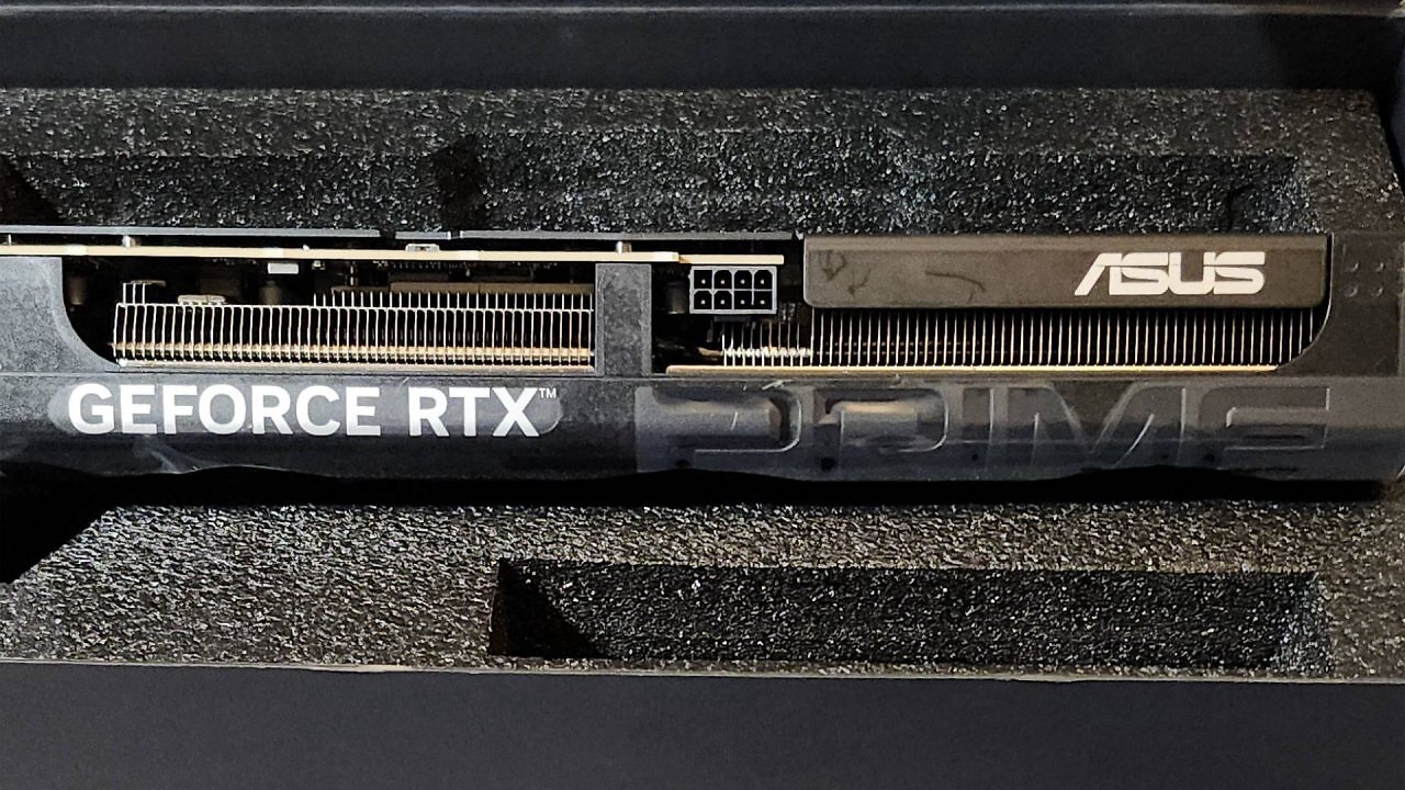 [21/01/2026] Die vermeintliche Asus Prime RTX 5080 entpuppte sich als RTX 5060 Ti mit ausgetauschten Aufklebern - der 8-Pin-Anschluss verriet den Betrug.