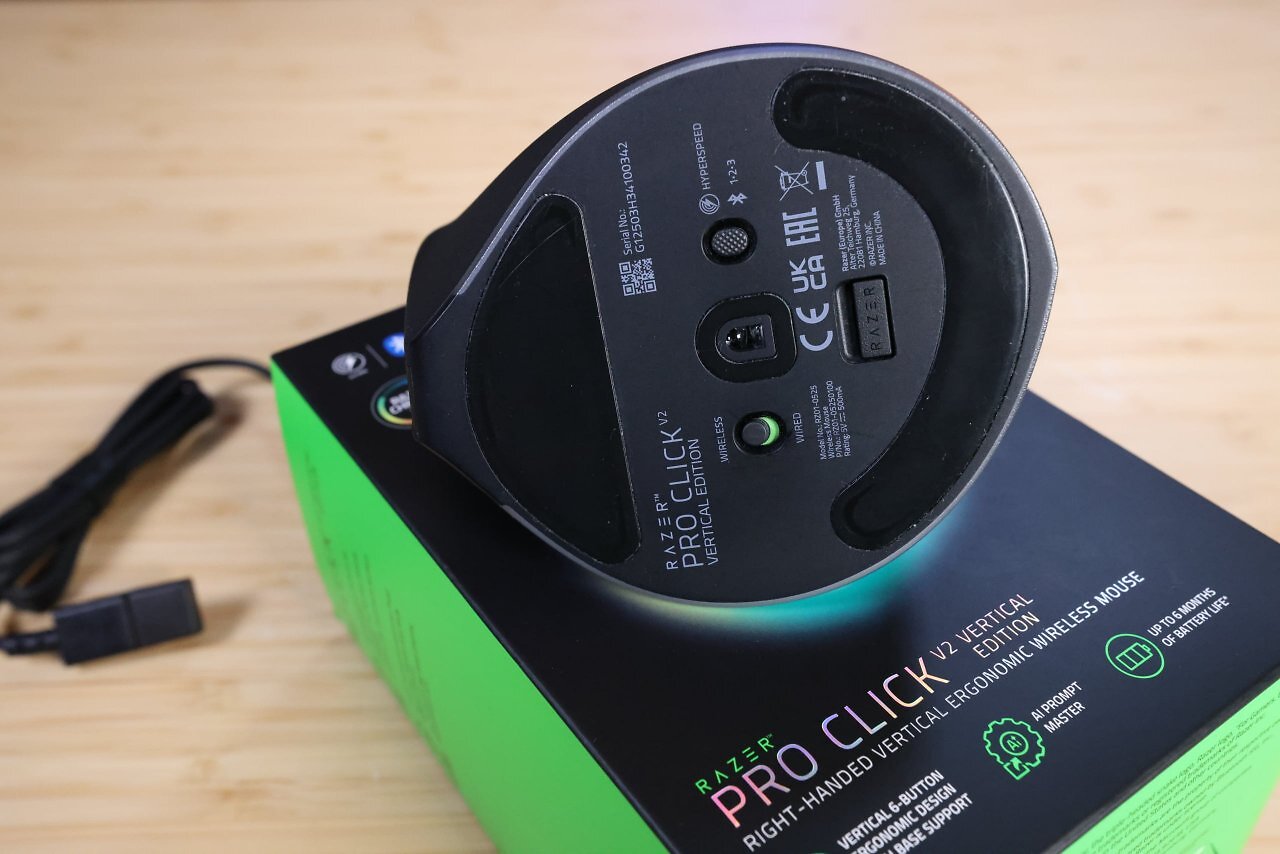 [30/01/2026] Der Razer Focus Pro 30K (PAW 3950) überzeugt mit einwandfreiem Tracking auf Glas, einer Lift-off-Distanz von 1,1 und fehlerfreier Abtastung mit minimaler Latenz. Bei maximaler dpi-Rate von 30.000 dpi reagiert Razers Vertikalmaus jedoch zu empfindlich - wir empfehlen 4.000 bis 16.000 dpi.