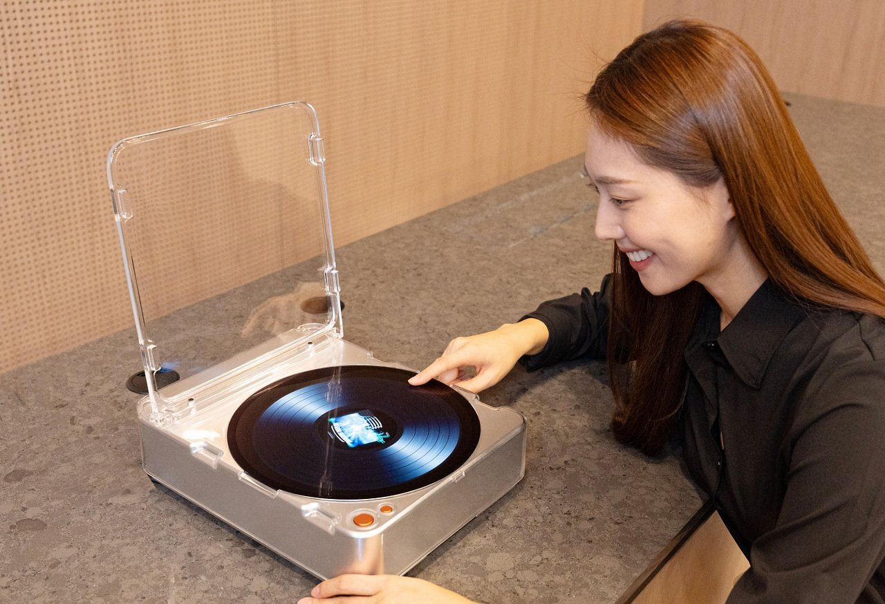 [05/01/2026] Das Konzept „AI OLED Turntable“ verbindet einen runden OLED-Bildschirm mit der Gestaltung eines klassischen Plattenspielers.