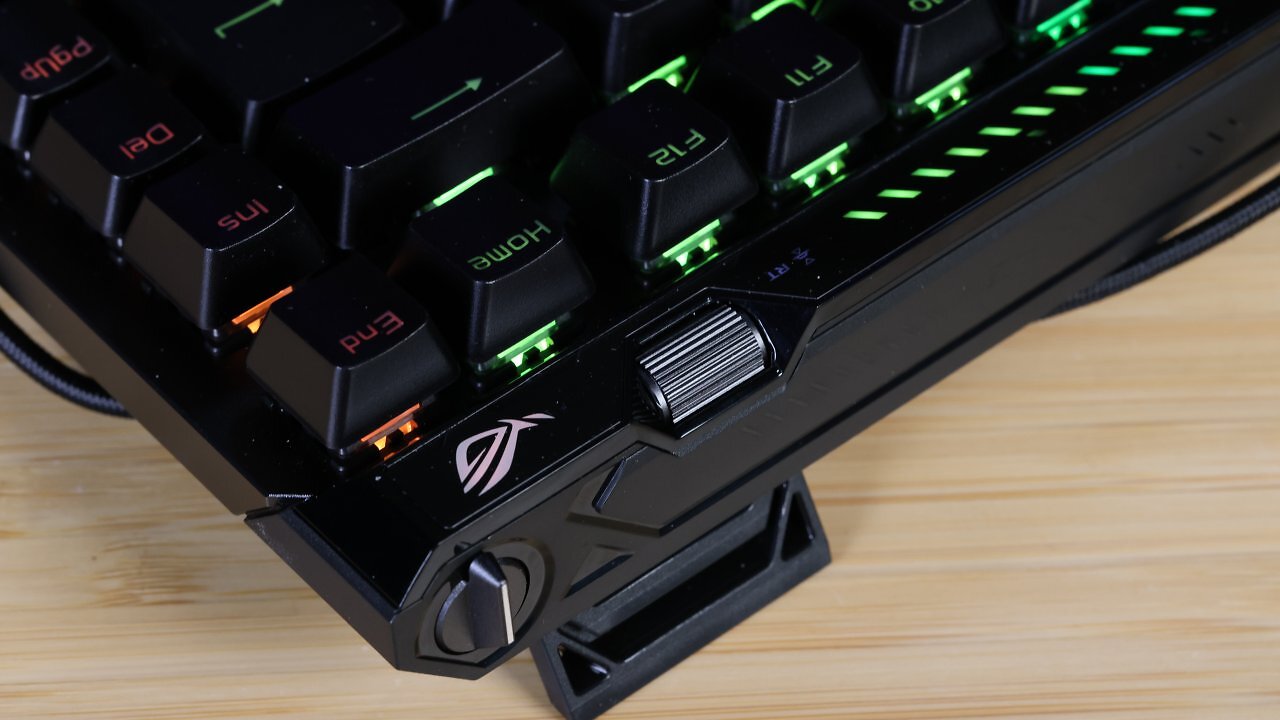 [25/02/2026] Der Rapid-Trigger-Schalter gehörte schon zur Ausstattung der Asus ROG Falcata. Die Möglichkeit, den Auslösepunkt und die Rapid-Trigger-Empfindlichkeit per Drehrad einzustellen, ist ein Alleinstellungsmerkmal der ROG Falchion Ace 75 HE.