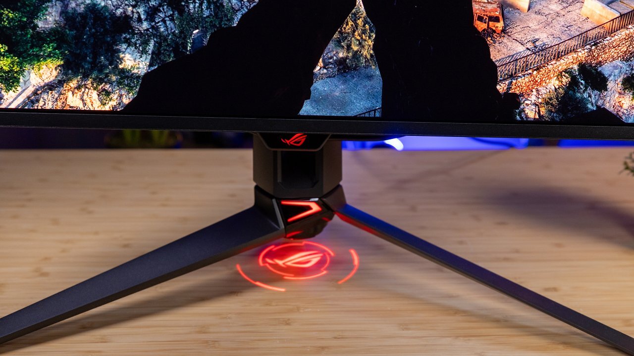 [06/02/2026] Logo-Projektor: Der Asus ROG Swift OLED PG32UCDM3 kommt mit dem für die PG-Modelle des Herstellers typischen, dreibeinigen Ständer samt RGB-Logo. Die Schablonen können gewechselt werden, um unterschiedliche Motive zu projizieren.
