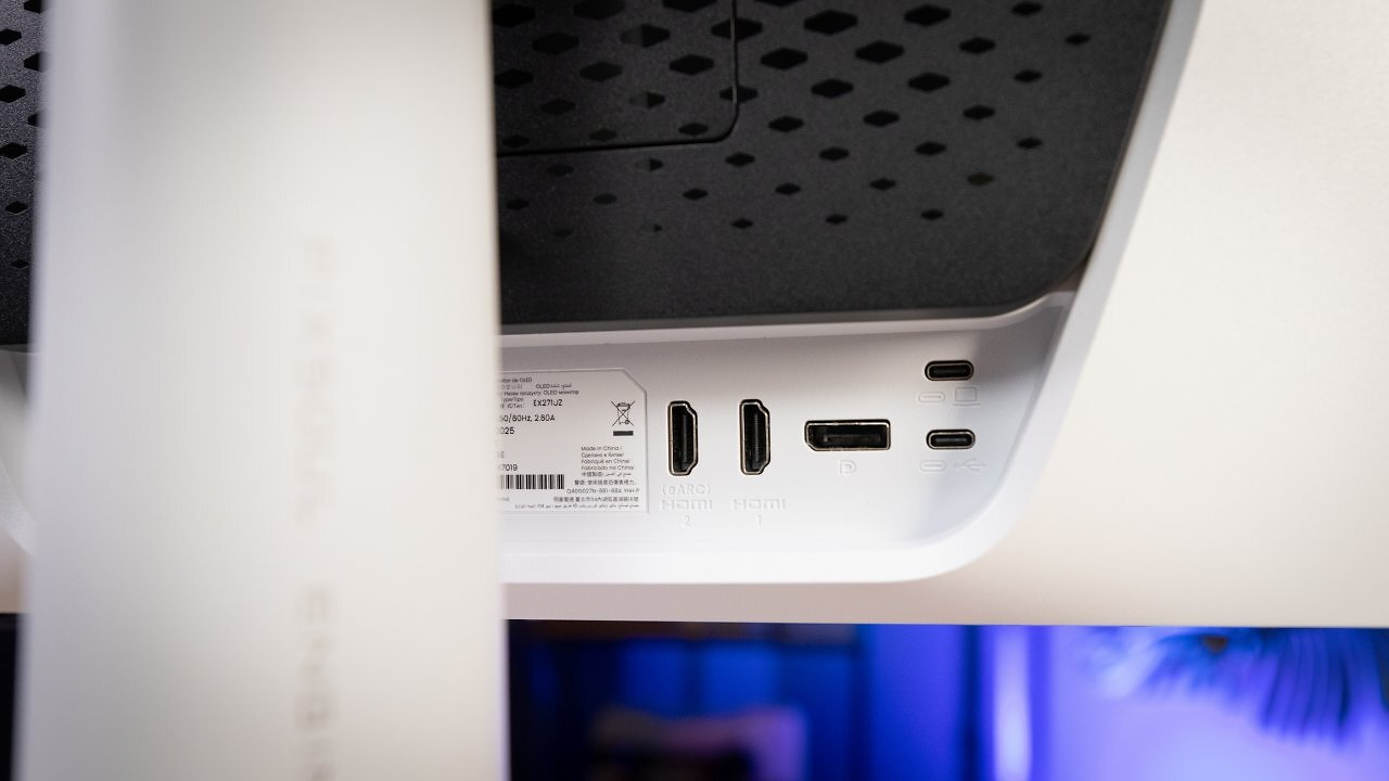 [06/02/2026] Einmal Displayport 1.4 sowie zwei HDMI-2.1-Anschlüsse, einer davon mit HDMI-eARC zur digitalen Audioübertragung, sowie ein kleiner USB-Hub mit DP-Altmode und 90 W PD inklusive KVM-Switch bieten genügend Anschlussmöglichkeiten für PC, Audiosystem und Konsole.