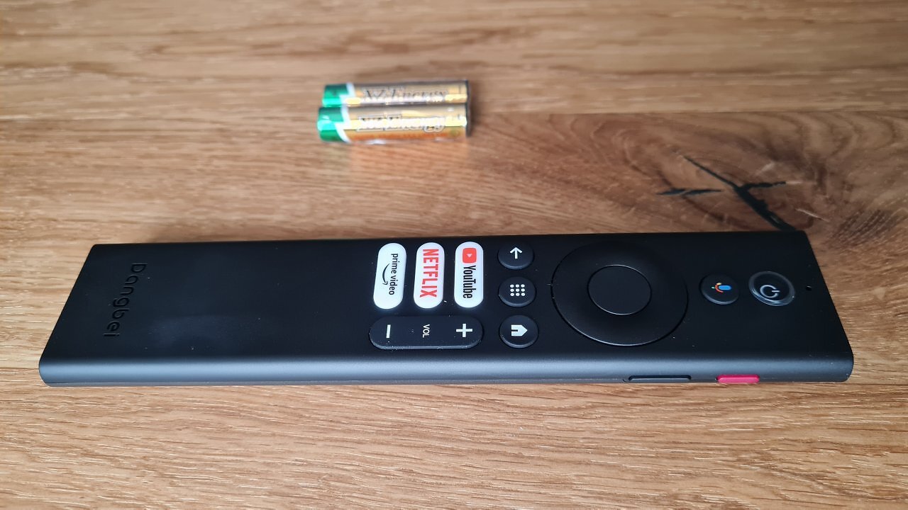 Eine Fernbedienung auf einem Holztisch