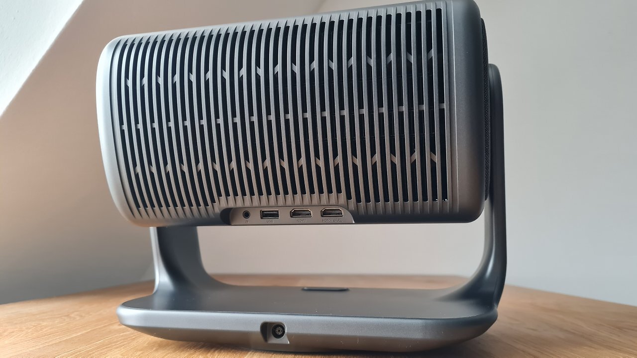 Ein grauer Beamer auf einem Holztisch