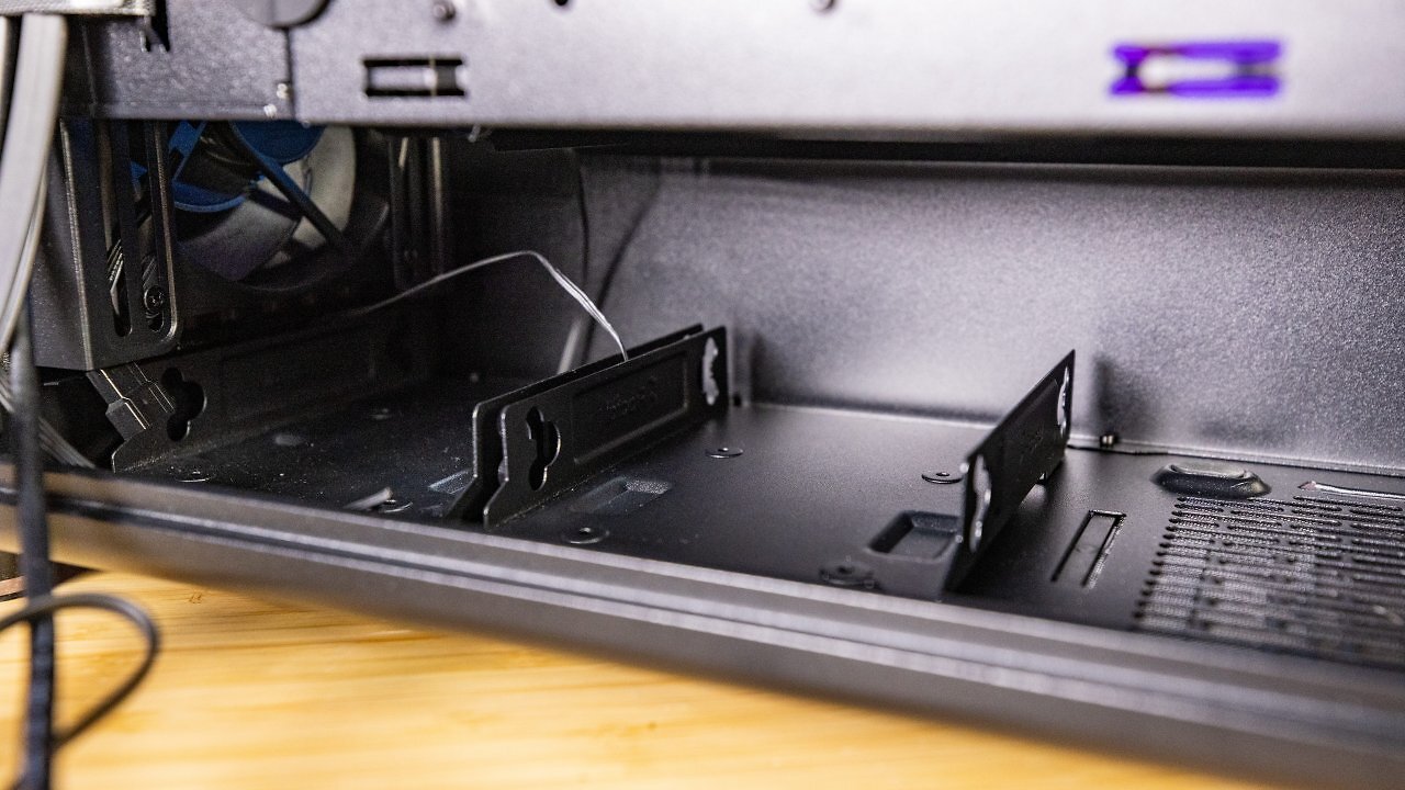 [18/02/2026] In den beiden Käfigen lassen sich jeweils zeitgleich eine 2,5-Zoll-SSD und eine 3,5-Zoll-HDD unterbringen.