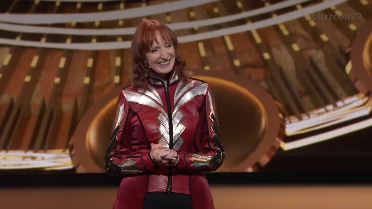 [13/02/2026] Holly Longdale ist immer für ein Lächeln zu haben und besitzt einen makellosen Modegeschmack ... aber ihr Interview auf der Blizzcon 2023 sorgte für heillosesKonsolen-Chaos.